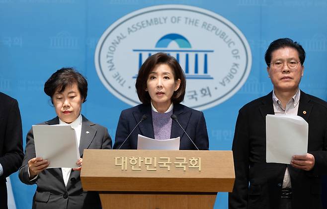나경원 국민의힘 의원을 비롯한 법제사법위원들이 9일 서울 여의도 국회 소통관에서 대장동 사건 항소 포기 관련 현안 기자회견을 하고 있다. 뉴스1