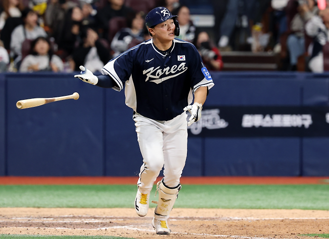 9일 오후 서울 구로구 고척스카이돔에서 열린 ‘2025 네이버 K-BASEBALL 시리즈’ 대한민국과 체코의 평가전. 9회초 무사 1루 이재원이 투런홈런을 쏘아올리고 있다. 연합뉴스