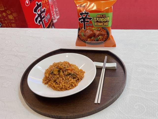 농심의 신제품 ‘신라면 김치볶음면’. 이달 24일부터 이마트에서 한정 판매될 예정이다. 노현영 기자