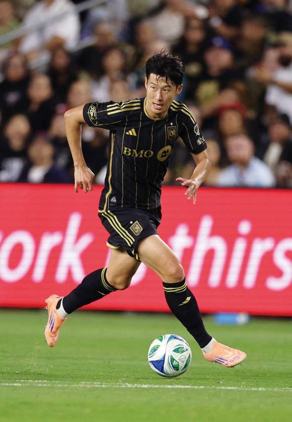 10월29일(현지시간) LAFC의 손흥민이 캘리포니아주 로스앤젤레스 BMO 스타디움에서 열린 2025 MLS컵 플레이오프 경기 전반전에서 오스틴FC를 상대로 드리블을 하고 있다. ⓒAFP연합