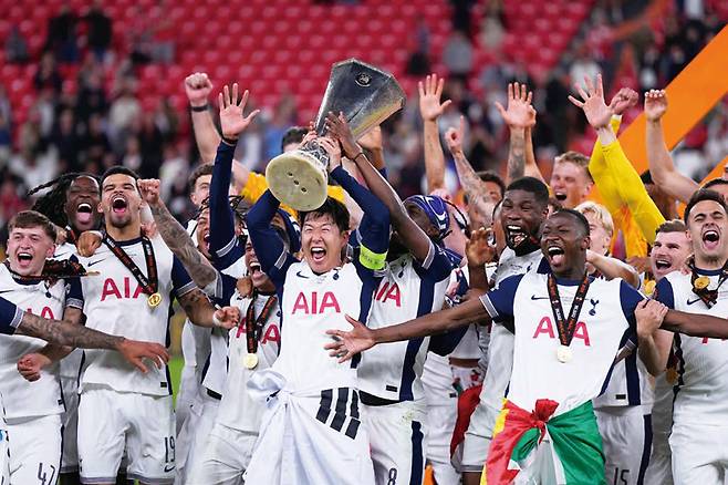 5월21일(현지시간) 유로파리그 결승전에서 토트넘의 손흥민이 맨체스터 유나이티드에 승리한 후 동료들과 함께 트로피를 높이 들고 있다. ⓒAP연합