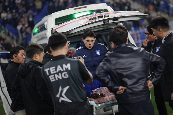 노상래 울산 감독대행은 9일 수원FC와 홈경기가 끝난 뒤 이동경의 부상에 대해 “감독으로선 팀을 위해 헌신해준 (이)동경이에게 미안하다. 큰 부상이 아니었으면 한다”고 말했다. 사진제공|한국프로축구연맹