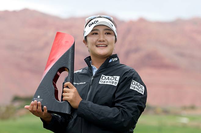 유해란이 지난 5월 블랙 데저트 챔피언십에서 우승한 뒤 우승 트로피를 들고 포즈를 취하고 있다. 게티이미지코리아