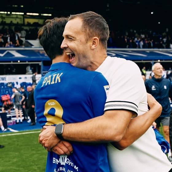 버밍엄 시티 백승호를 안아주고 있는 크리스 데이비스 버밍엄 시티 감독. /사진=버밍엄 시티 공식 사회관계망서비스(SNS)