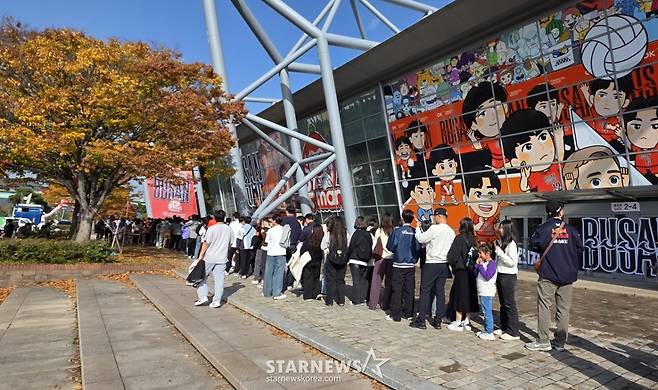 프로배구 OK저축은행의 부산 연고 이전 후 첫 홈경기가 열린 9일 부산강서실내체육관 입장을 위해 줄을 서서 대기하고 있는 팬들. /사진=김명석 기자