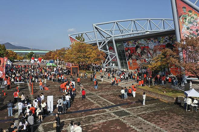 프로배구 OK저축은행의 부산 연고 이전 후 첫 홈경기가 열린 9일 부산강서실내체육관 인근 풍경. /사진=OK저축은행 배구단 제공