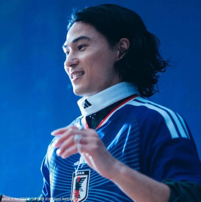 미나미노 타쿠미가 새로운 일본 대표팀 유니폼을 입은 모습. /사진=아디다스 제공