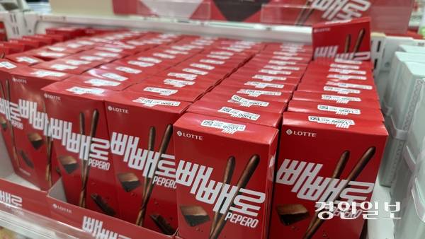 시흥시내 한 다이소에 1천원짜리 롯데웰푸드 빼빼로가 진열돼 있다. 2025.11.10 /윤혜경기자 hyegyung@kyeongin.com