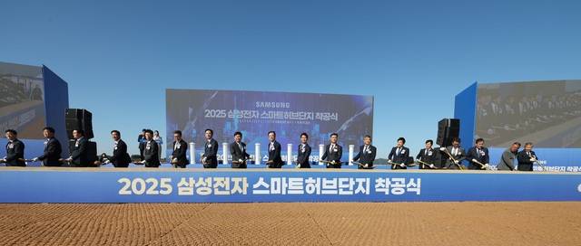 고창군 고수면에 ‘삼성전자 스마트허브단지’가 심덕섭 고창군수, 김관영 전북특별자치도지사, 조민규 고창군의회 의장, 윤준병·이성윤 국회의원, 김성수·김만기 도의원, 삼성전자 박순철 부사장, 동부건설 허상희 부회장, 무영건축 송도근 사장, 한미글로벌 김용식 사장 등이 참석한 가운데 첫 삽을 뜨고 있다. /사진제공=고창군