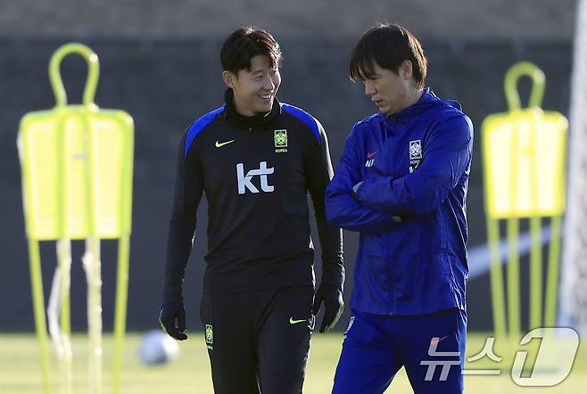 대한민국 축구 국가대표팀 홍명보 감독과 손흥민이 10일 충남 천안시 서북구 대한민국축구종합센터 하이브리드잔디 훈련장에서 훈련에 앞서 대화를 나누고 있다. 홍명보 감독이 이끄는 축구대표팀은 오는 14일 대전월드컵경기장에서 볼리비아와 18일 서울월드컵경기장에서 가나와 11월 A매치 친선경기를 갖는다. 2025.11.10/뉴스1 ⓒ News1 박정호 기자