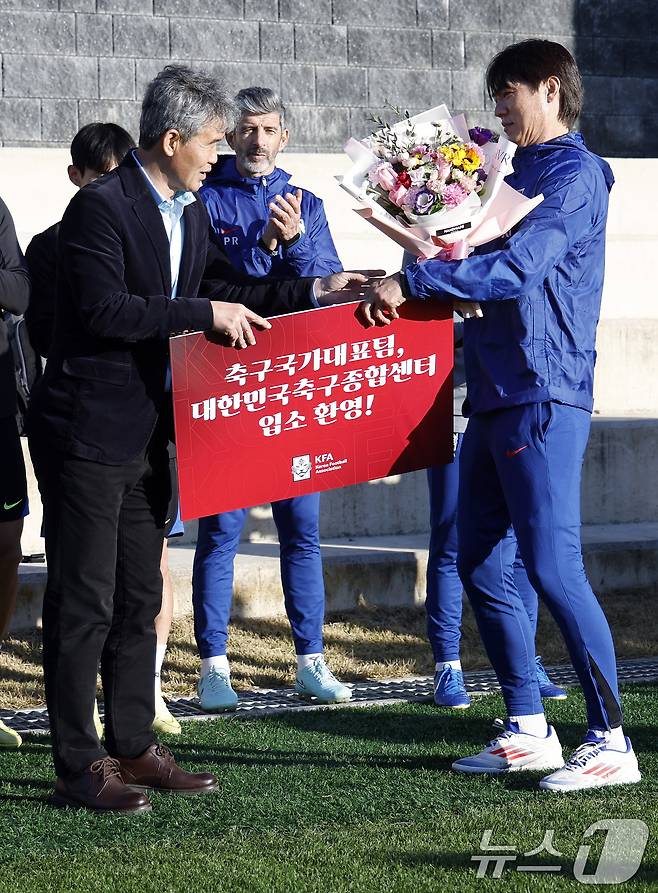 대한민국 축구 국가대표팀 홍명보 감독이 10일 충남 천안시 서북구 대한민국축구종합센터 하이브리드잔디 훈련장에서 김승희 대한축구협회 전무에게 입소 환영 꽃다발을 받고 있다. 홍명보 감독이 이끄는 축구대표팀은 오는 14일 대전월드컵경기장에서 볼리비아와 18일 서울월드컵경기장에서 가나와 11월 A매치 친선경기를 갖는다. 2025.11.10/뉴스1 ⓒ News1 박정호 기자