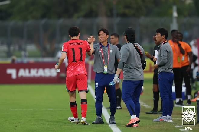 U17 대표팀의 백기태 감독이 코트디부아르를 상대로 결승골을 넣은 정현웅을 축하하고 있다. (대한축구협회 제공)