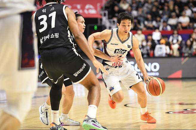 KCC 허훈이 8일 수원 KT 소닉붐 아레나에서 열린 LG전자 2025~26 프로농구 수원 KT전에서 돌파를 시도하고 있다. 사진 | KBL