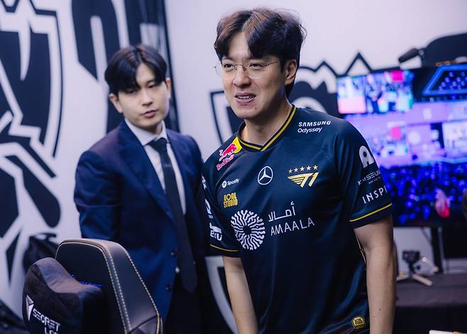 T1 김정균 감독이 14일 중국 베이징 스마트 e스포츠 센터에서 열린 ‘2025 LoL 월드챔피언십(롤드컵)’ 플레이-인 스테이지 중국(LPL) 인빅터스 게이밍(IG)전을 지켜보고 있다. 사진 | 라이엇 게임즈