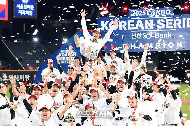 LG 염경엽 감독(가운데)이 31일 대전 한화생명볼파크에서 열린 2025 KBO리그 한화와 한국시리즈 5차전에서 승리하며 통합 우승을 차지한 뒤 선수들의 헹가래를 받고 있다. 대전 | 박진업 기자 upandup@sportsseoul.com