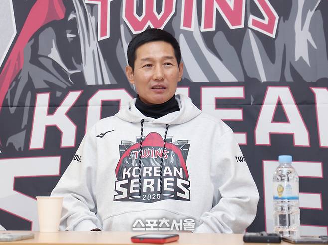 LG 염경엽 감독이 27일 서울 잠실구장에서 열리는 2025 KBO 포스트시즌 한국시리즈 2차전 한화와 경기에 앞서 기자들의 질문에 답하고 있다. 잠실 | 최승섭기자 thunder@sportsseoul.com