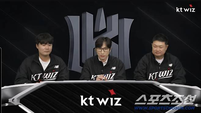 임세업 KT 전략데이터팀 과장, 강성철 아나운서, 심광호 KT 스카우트팀 과장(왼쪽부터)이 9일 서울 위즈TV 대행사 사옥에서 '2025 타오위안 아시아 프로야구 교류전'을 중계하고 있다. 사진제공=KT 위즈