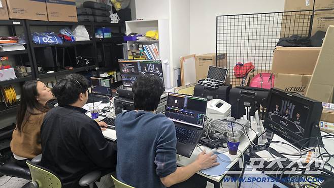 KT 구단 공식 유튜브 채널 '위즈TV' 관계자들이 9일 서울 위즈TV 대행사 사옥에서 '2025 타오위안 아시아 프로야구 교류전' 중계를 준비하고 있다. 사진제공=KT 위즈