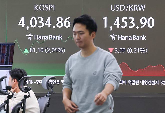 10일 오전 서울 중구 하나은행 본점 딜링룸 전광판에 코스피, 코스닥 지수와 달러·원 환율이 나오고 있다. /뉴스1