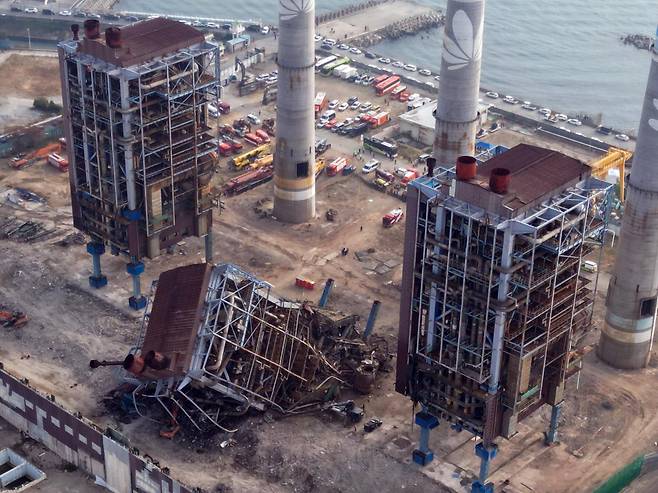 7일 울산 남구 동서발전 울산화력발전소 보일러 타워 붕괴현장에서 소방대원들이 매몰자 수색 및 구조작업을 벌이고 있다. 뉴스1