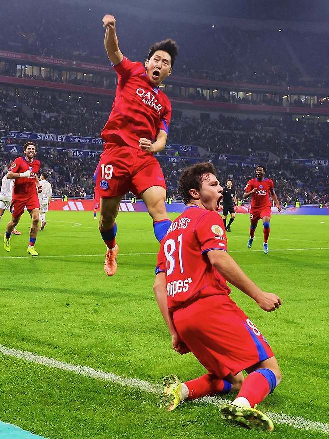 이강인(위)이 10일 열린 프랑스 리그1 리옹과의 방문경기에서 팀의 3-2를 만드는 주앙 네베스의 결승골을 도운 뒤 네베스와 함께 기뻐하고 있다. 사진출처 PSG 인스타그램