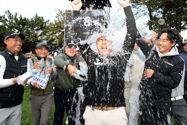 2025년 한국프로골프(KPGA) 투어 시즌 최종전 'KPGA 투어챔피언십 인 제주' 우승을 차지한 박상현 프로가 동료 선수들에게 우승 축하 물세례를 받는 모습이다. 사진제공=KPGA (사진을 무단으로 사용하지 마십시오.)