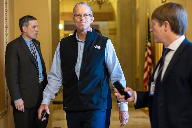 미국 상원 공화당 원내대표 존 튠 의원이 9일 워싱턴 연방 의사당 내 복도를 걷고 있다. 워싱턴/AFP 연합뉴스