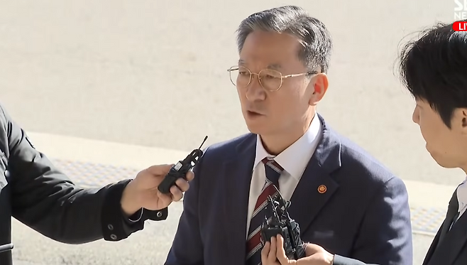 정성호 법무부 장관이 10일 오전 정부과천청사 법무부로 출근하며 '대장동 항소 포기' 결정과 관련한 취재진 질문에 입장을 밝히고 있다. (SBS 캡처)
