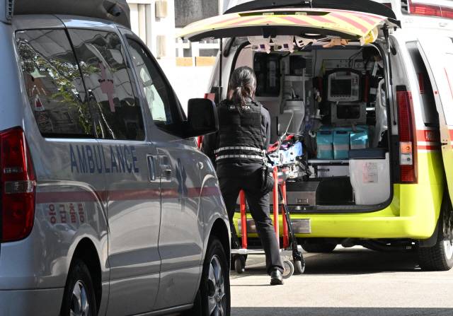 ▲ 9일 춘천의 한 대학병원 응급실 앞에서 응급대원들이 환자 이송을 마치고 돌아가고 있다. 최근 국회에서 구급대원이 병원 응급실에 전화할 필요 없이 환자를 이송시킬 수 있도록 하는 ‘응급실 뺑뺑이 방지법’이 발의됐다. 김정호 기자