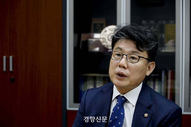 진성준 더불어민주당 의원이 지난 6일 국회 의원회관에서 경향신문과 인터뷰하고 있다. 문재원 기자