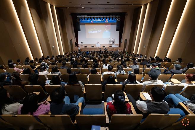 The Ven. Pomnyun takes part in a discussion under the theme of happiness on Friday, the first day of the Youth Festa held at Seoul Jungto Center. (Jungto Society)