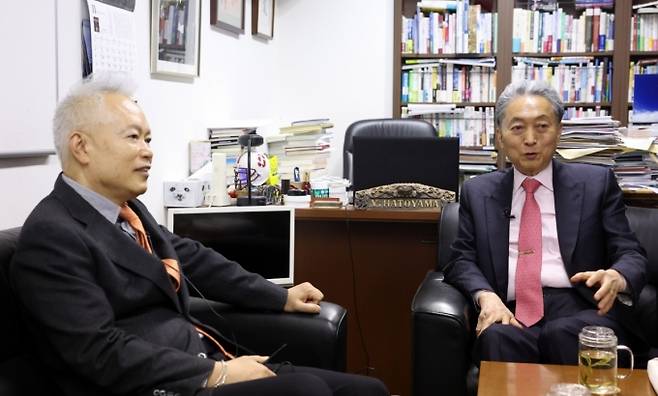 백용호 머니투데이 상임고문(글로벌코리아인사이츠 이사장, 왼쪽)이 지난 5일 일본 도쿄도 치요다구 나가타초 주젠빌딩 사무실에서 하토야마 유키오 전 일본총리와 대담하고 있다./사진=(도쿄) 김창현 기자 chmt@