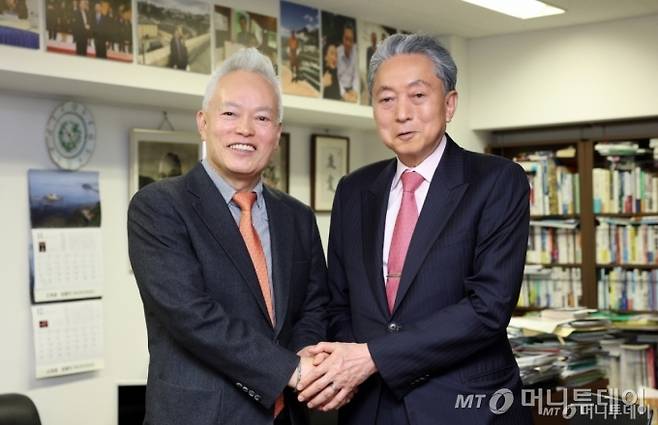 백용호 머니투데이 상임고문(글로벌코리아인사이츠 이사장, 왼쪽)이 지난 5일 일본 도쿄도 치요다구 나가타초 주젠빌딩 사무실에서 하토야마 유키오 전 일본총리와 만나 대담한 후 악수를 나누고 있다./사진=(도쿄) 김창현 기자 chmt@
