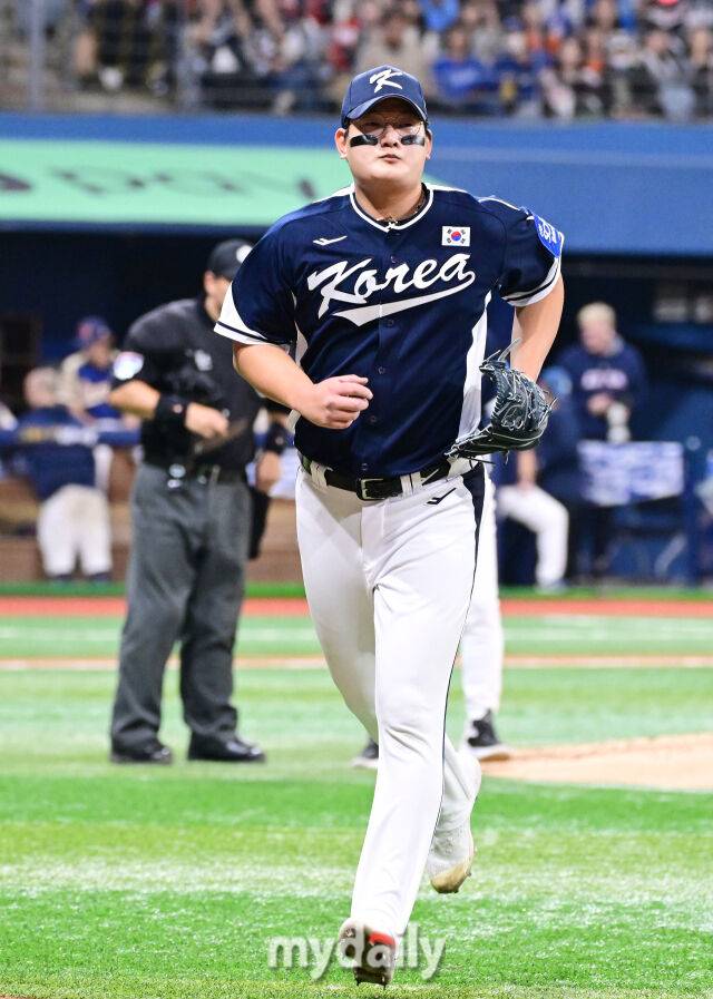 9일 오후 서울 구로구 고척스카이돔에서 진행된 '2025 NAVER K-BASEBALL SERIES' 대한민국-체코와의 평가전 경기.대한민국 김서현이 5회말 구원 등판해 1실점 한뒤 교체되고 있다./고척=곽경훈 기자