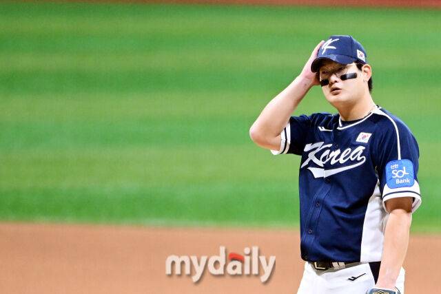 9일 오후 서울 구로구 고척스카이돔에서 진행된 '2025 NAVER K-BASEBALL SERIES' 대한민국-체코와의 평가전 경기.대한민국 김서현이 5회말 구원 등판해 볼넷을 허용한 뒤 아쉬워 하고 있다./고척=곽경훈 기자