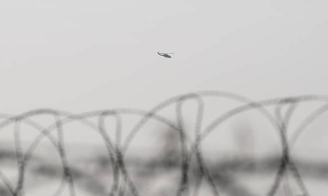 경기도 파주시 접경지에서 바라본 김포 상공에서 공격 헬기가 이동하고 있다. 연합뉴스