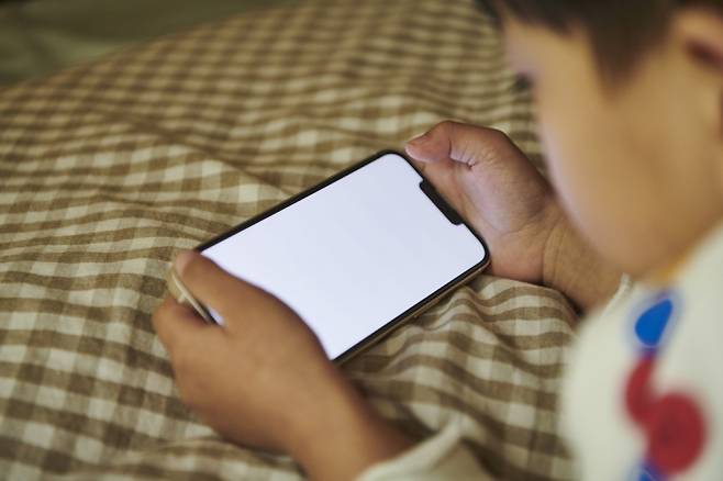 스마트폰을 보고 있는 어린이 자료사진. 사진은 기사 내용과 무관함. 아이클릭아트