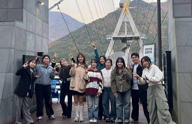 지난 7일 영천시가 초청한 한국관광공사 SNS기자단이 보현산 출렁다리에서 기념사진을 찍고 있다. ©영천시