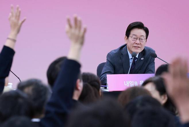 이재명 대통령이 11월24일 대구 엑스코에서 열린 '대구의 마음을 듣다' 타운홀미팅에서 참석자 질문을 받고 있다. ⓒ연합뉴스