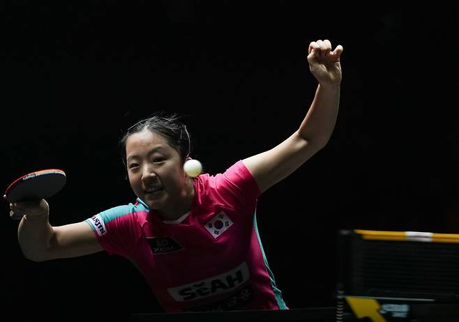 신유빈은 9일(한국시간) 독일 프랑크푸르트에서 열린 대회 여자 단식 준결승에서 7위 하리모토 미와(17·일본)에게 게임스코어 2-4로 졌다. 사진은 지난달 WTT 중국 스매시에서 공을 치고 있는 신유빈. 베이징|신화뉴시스