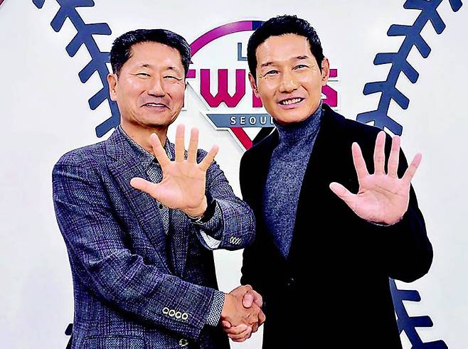 염경엽 LG 감독(오른쪽)이 지난 8일 3년 재계약을 한 뒤 김인석 LG 트윈스 대표이사와 구단 사상 5번째 우승을 약속하며 손가락 5개를 들어보이고 있다. LG 트윈스 제공