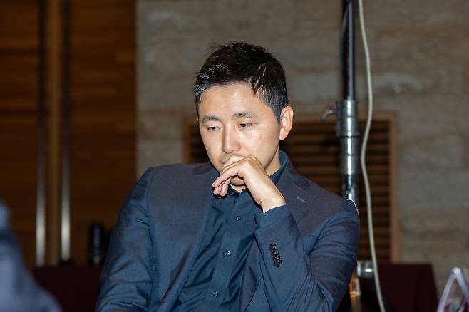 김지석 9단이 10일 제주 서귀포 휘닉스 아일랜드에서 열린 제30회 삼성화재배 월드바둑마스터스 16강전에서 롄샤오 9단과 대국 중 생각에 잠겨 있다. 한국기원 제공