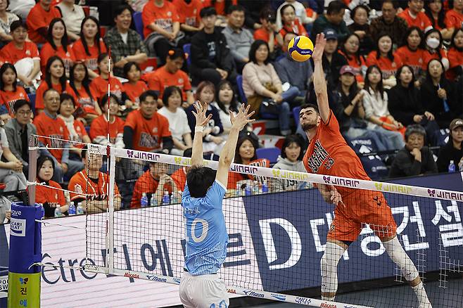 OK저축은행의 부산 홈 개막전이 열린 9일 부산 강서실내체육관을 찾은 관중들이 경기를 지켜보고 있다. /사진=OK저축은행 배구단 제공