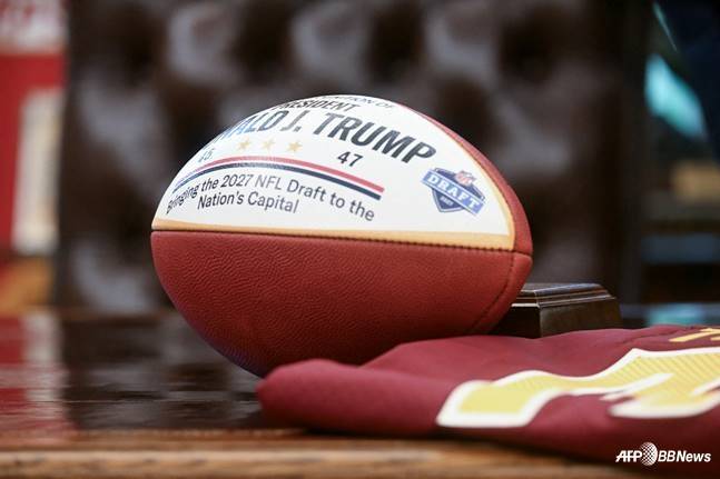 2027 NFL 드래프트 기념구. 도널드 트럼프 대통령 이름이 새겨진 모습. /AFPBBNews=뉴스1