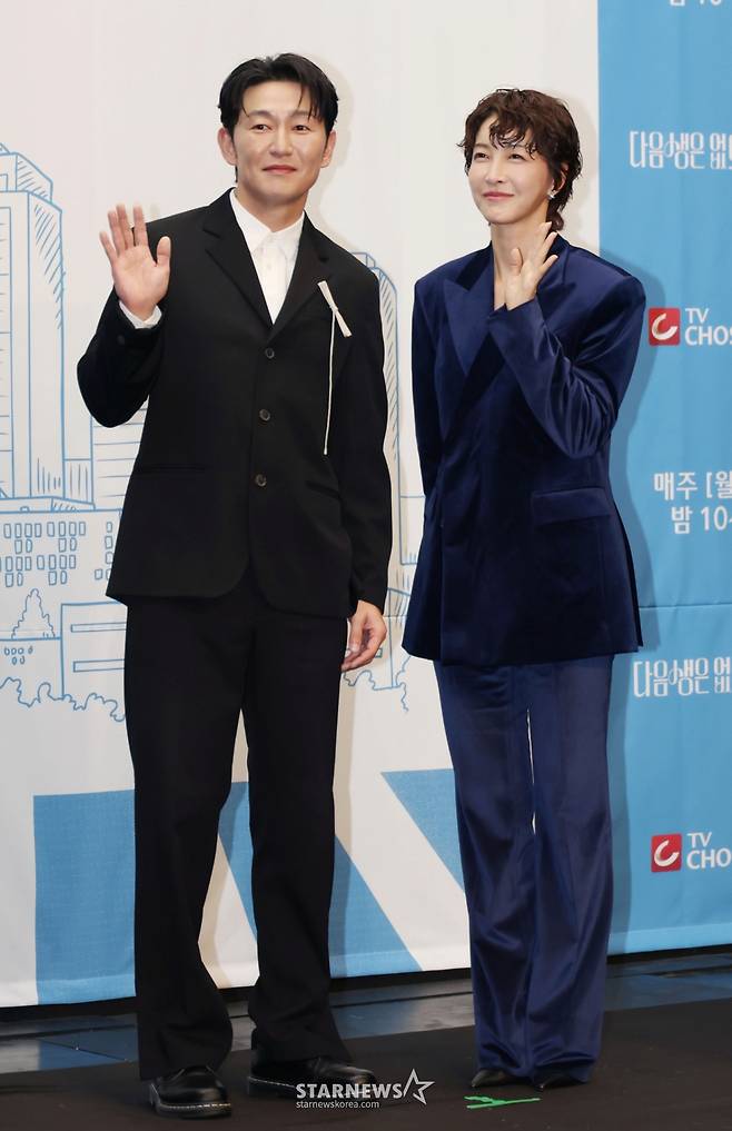 배우 허준석, 진서연이 10일 오후 서울 마포구 상암동 스탠포드호텔에서 진행된 TV조선 월화드라마 '다음생은 없으니까' 제작발표회에 참석해 포즈를 취하고 있다. 매일 같은 하루, 육아 전쟁과 쳇바퀴 같은 직장 생활에 지쳐가는, 마흔하나 세 친구의 더 나은 '완생'을 위한 좌충우돌 코믹 성장기 드라마 '다음생은 없으니까'는 오늘(10일) 첫 방송된다. /2025.11.10 /사진=이동훈 photoguy@