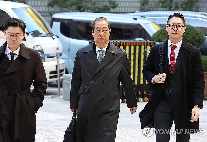 재판 출석하는 한덕수 전 총리 (서울=연합뉴스) 김주형 기자 = 내란 우두머리 방조 혐의를 받는 한덕수 전 국무총리가 10일 서울 서초구 서울중앙지방법원에서 열린 내란 우두머리 방조 및 위증 등 혐의 사건 1심 속행 공판에 출석하고 있다. 2025.11.10 kjhpress@yna.co.kr