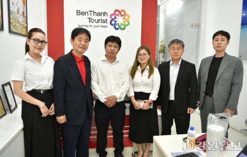 ◇최문순 군수를 비롯한 화천군 산천어축제 홍보단이 지난 10일 베트남 다낭지역 여행사를 방문해 축제 상품을 설명하고 있다.