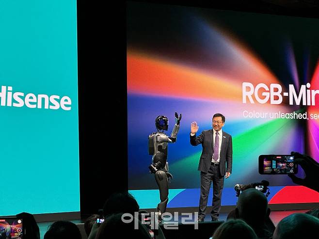 지난 9월 5일(현지시간) 독일 베를린 가전 전시회 ‘IFA 2025’에서 열린 중국 가전 기업 하이센스의 프레스 컨퍼런스에서 휴머노이드 로봇이 데니스 리 하이센스 비주얼테크놀로지 사장과 인사하고 있다.(사진=공지유 기자)
