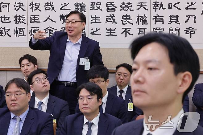 이화영 전 경기도 평화부지사가 지난달 23일 서울 여의도 국회 법제사법위원회에서 열린 서울고등검찰청·서울중앙지방검찰청 등에 대한 국정감사에서 자신의 대북 송금 사건을 수사했던 박상용 법무연수원 교수의 답변 도중 발언권을 요청하고 있다. 2025.10.23/뉴스1 ⓒ News1 신웅수 기자