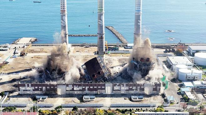 보일러 타워 붕괴 사고 발생 엿새째를 맞은 11일 울산 남구 울산화력발전소 보일러 타워 5호기 붕괴 사고 현장에서 매몰자와 실종자 구조를 위해 4·6호기의 발파 해체 작업이 진행되고 있다. (공동취재) 2025.11.11/뉴스1 ⓒ News1 안은나 기자